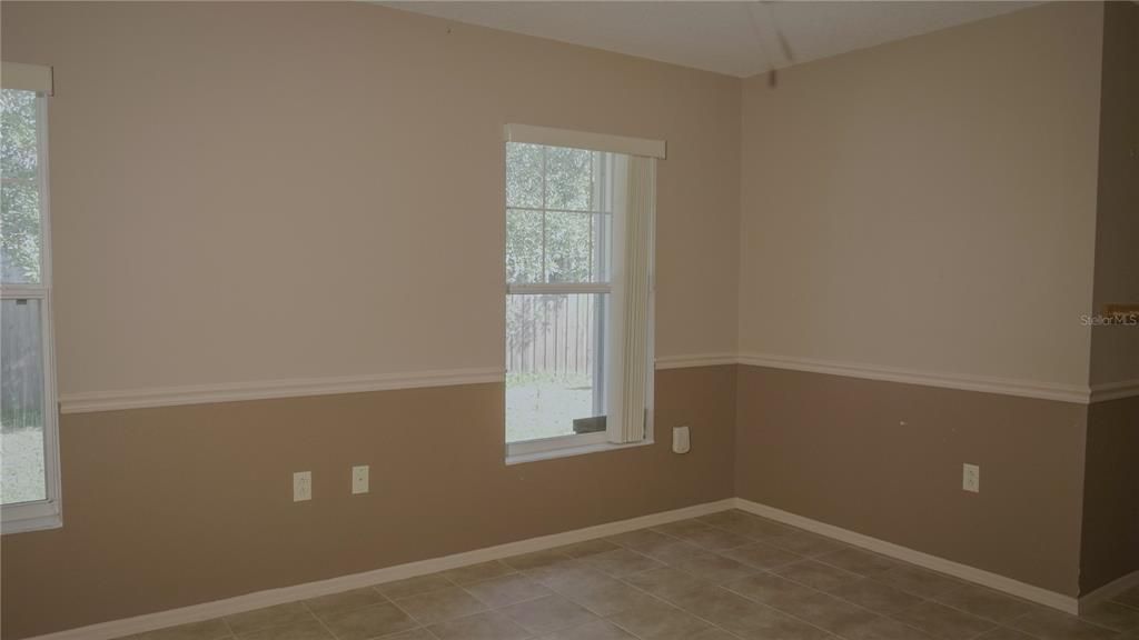 合同活跃: $364,900 (3 贝兹, 2 浴室, 1350 平方英尺)