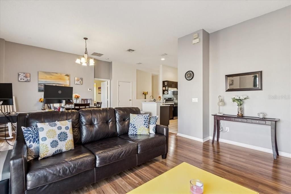 For Sale: $310,000 (2 beds, 2 baths, 1276 Square Feet)