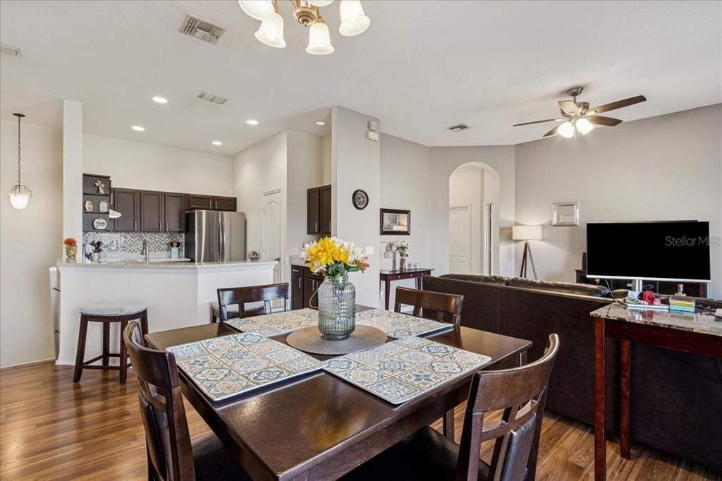 For Sale: $310,000 (2 beds, 2 baths, 1276 Square Feet)