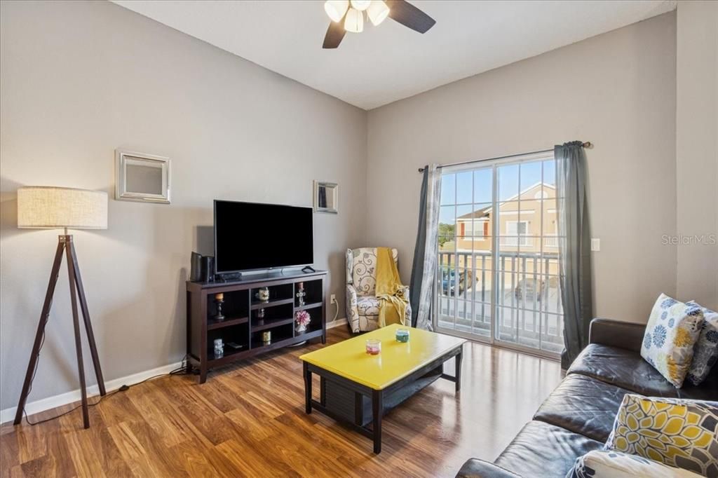 For Sale: $310,000 (2 beds, 2 baths, 1276 Square Feet)