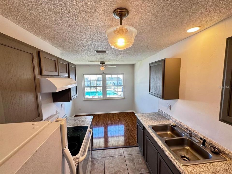 На продажу: $119,000 (2 спален, 1 ванн, 784 Квадратных фут)