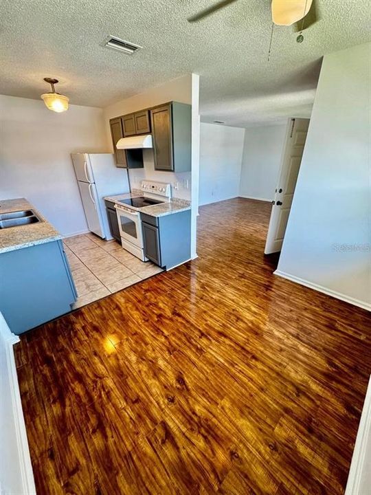 На продажу: $119,000 (2 спален, 1 ванн, 784 Квадратных фут)