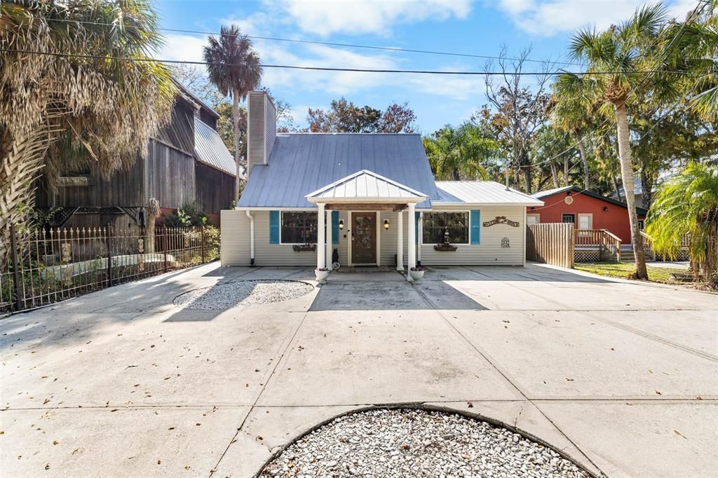 For Sale: $1,200,000 (3 beds, 2 baths, 1545 Square Feet)