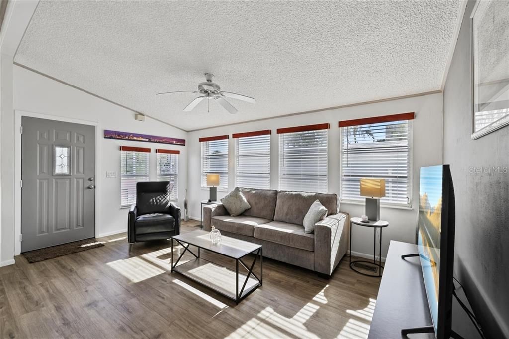 待售: $199,990 (2 贝兹, 2 浴室, 748 平方英尺)