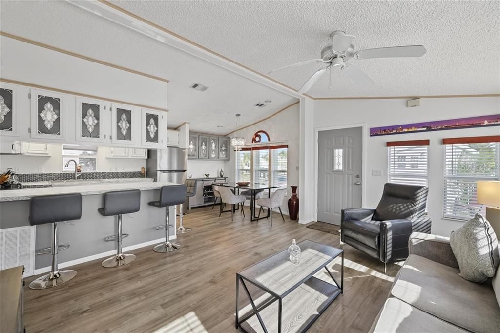 待售: $199,990 (2 贝兹, 2 浴室, 748 平方英尺)