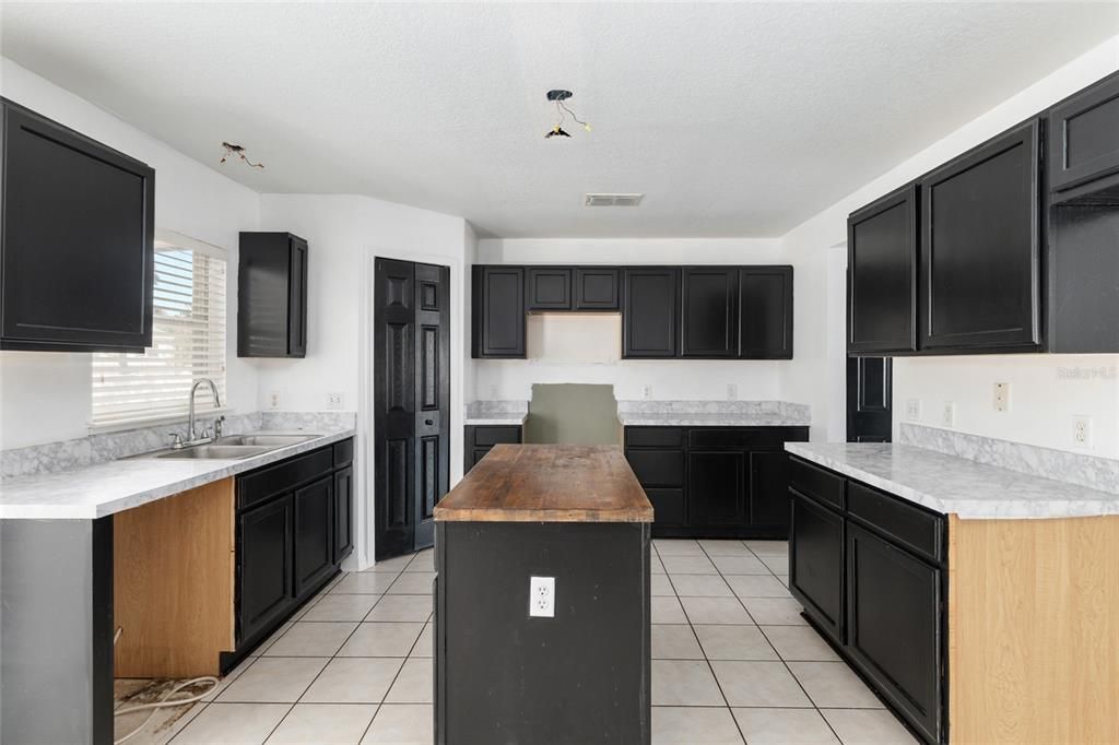 Под контрактом: $350,000 (5 спален, 2 ванн, 2906 Квадратных фут)