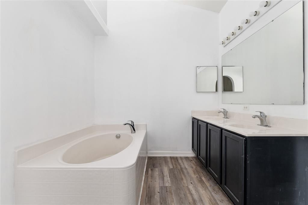 Под контрактом: $350,000 (5 спален, 2 ванн, 2906 Квадратных фут)