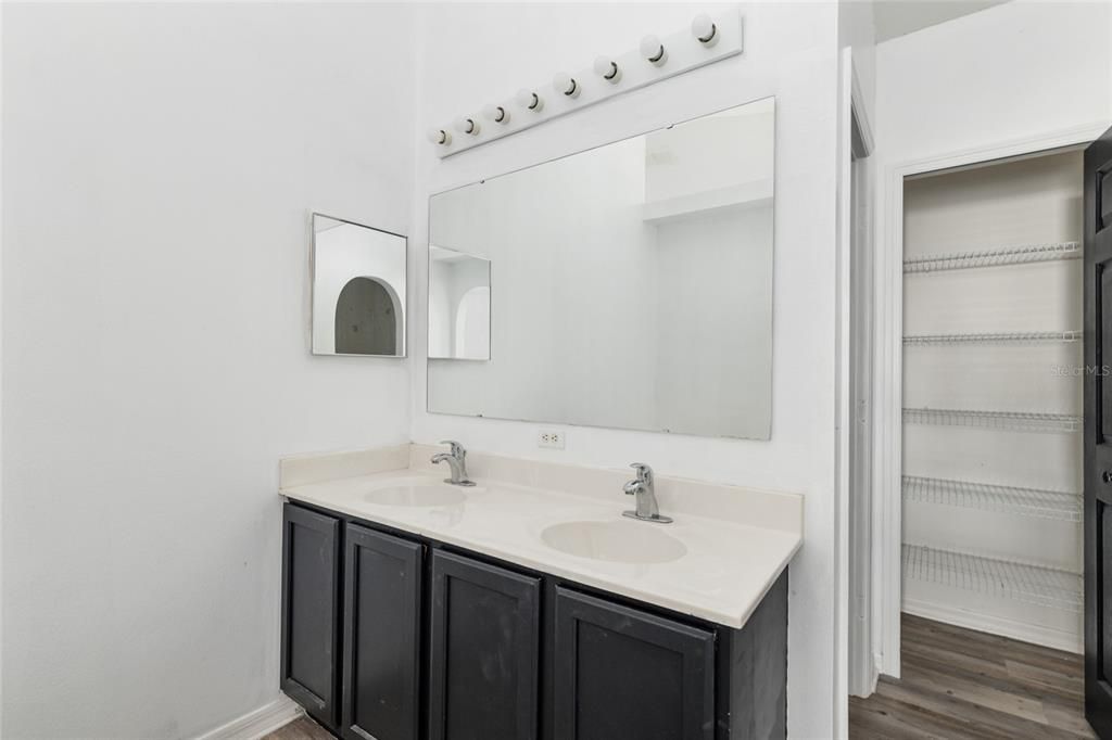 Под контрактом: $350,000 (5 спален, 2 ванн, 2906 Квадратных фут)