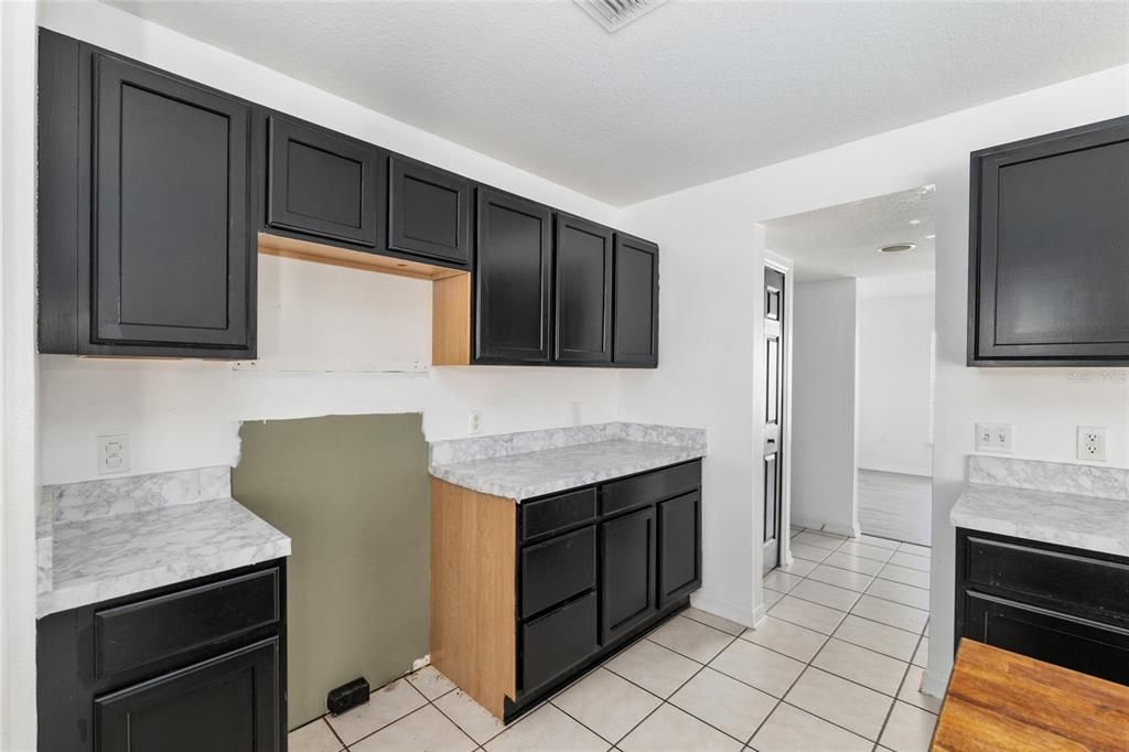 Под контрактом: $350,000 (5 спален, 2 ванн, 2906 Квадратных фут)