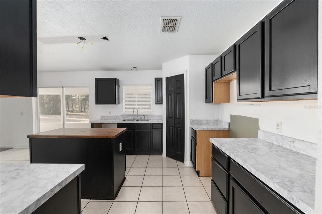 Под контрактом: $350,000 (5 спален, 2 ванн, 2906 Квадратных фут)