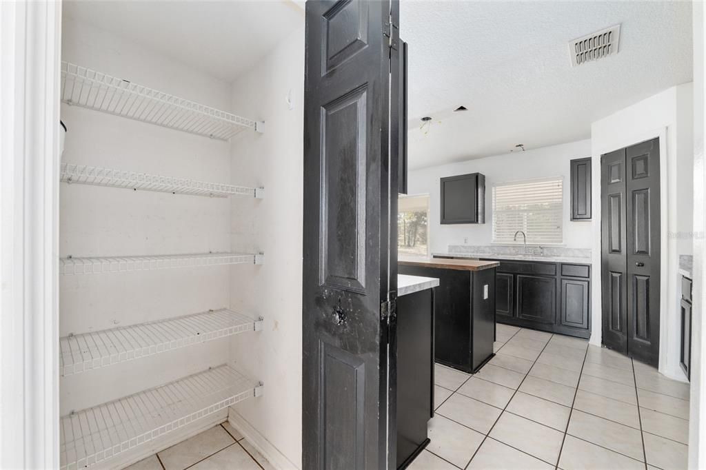 Под контрактом: $350,000 (5 спален, 2 ванн, 2906 Квадратных фут)