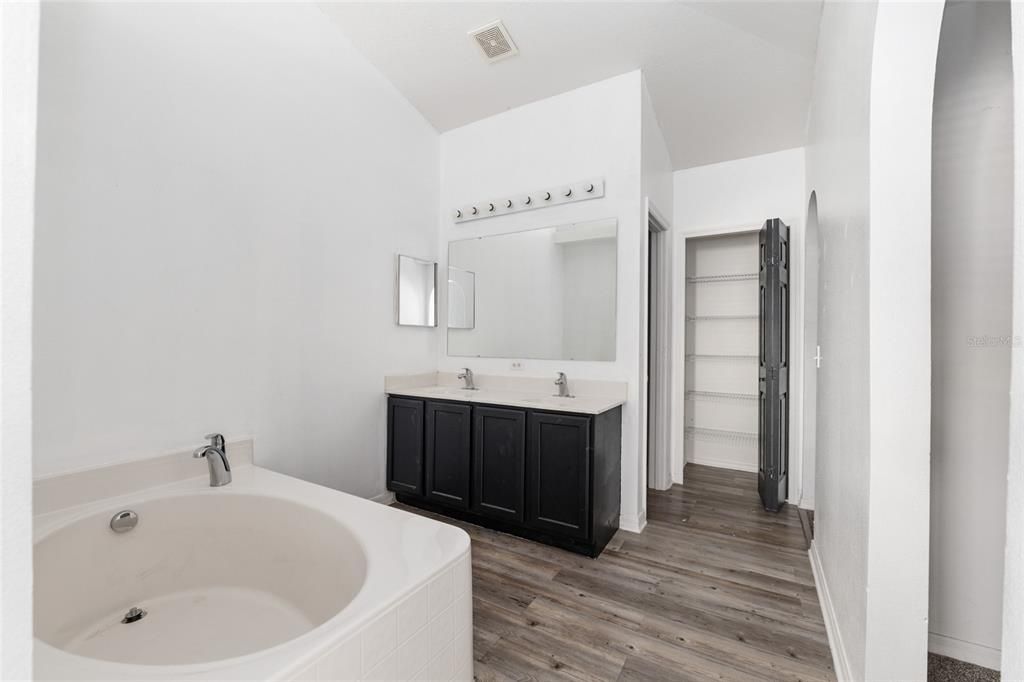 Под контрактом: $350,000 (5 спален, 2 ванн, 2906 Квадратных фут)