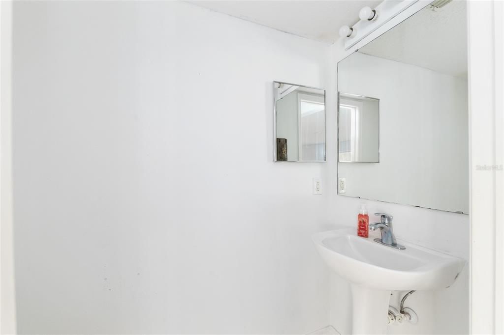 Под контрактом: $350,000 (5 спален, 2 ванн, 2906 Квадратных фут)