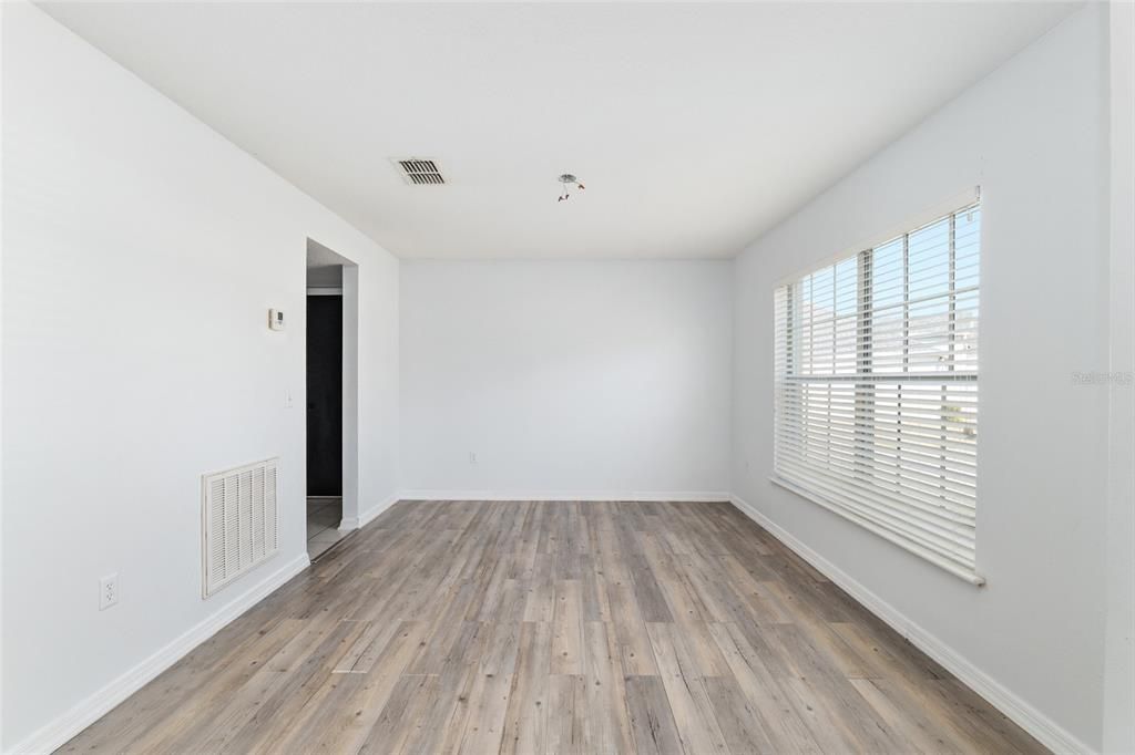 Под контрактом: $350,000 (5 спален, 2 ванн, 2906 Квадратных фут)