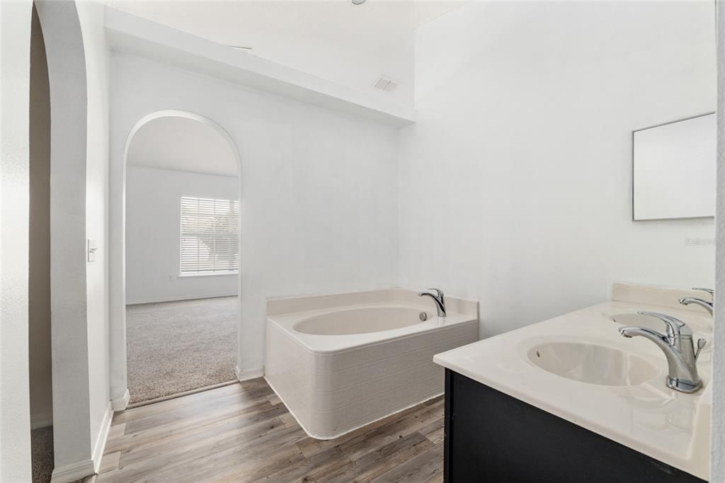 Под контрактом: $350,000 (5 спален, 2 ванн, 2906 Квадратных фут)