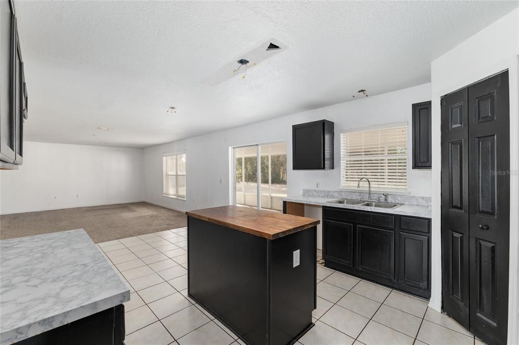 Под контрактом: $350,000 (5 спален, 2 ванн, 2906 Квадратных фут)