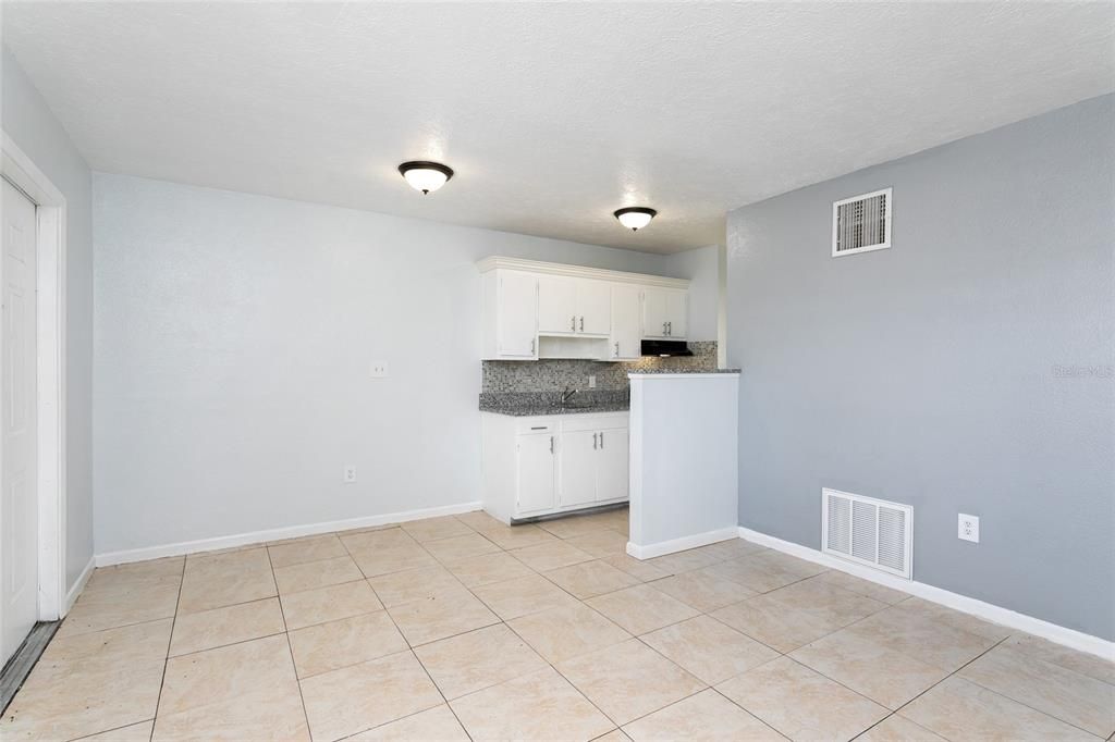 For Rent: $1,325 (1 beds, 1 baths, 557 Square Feet)
