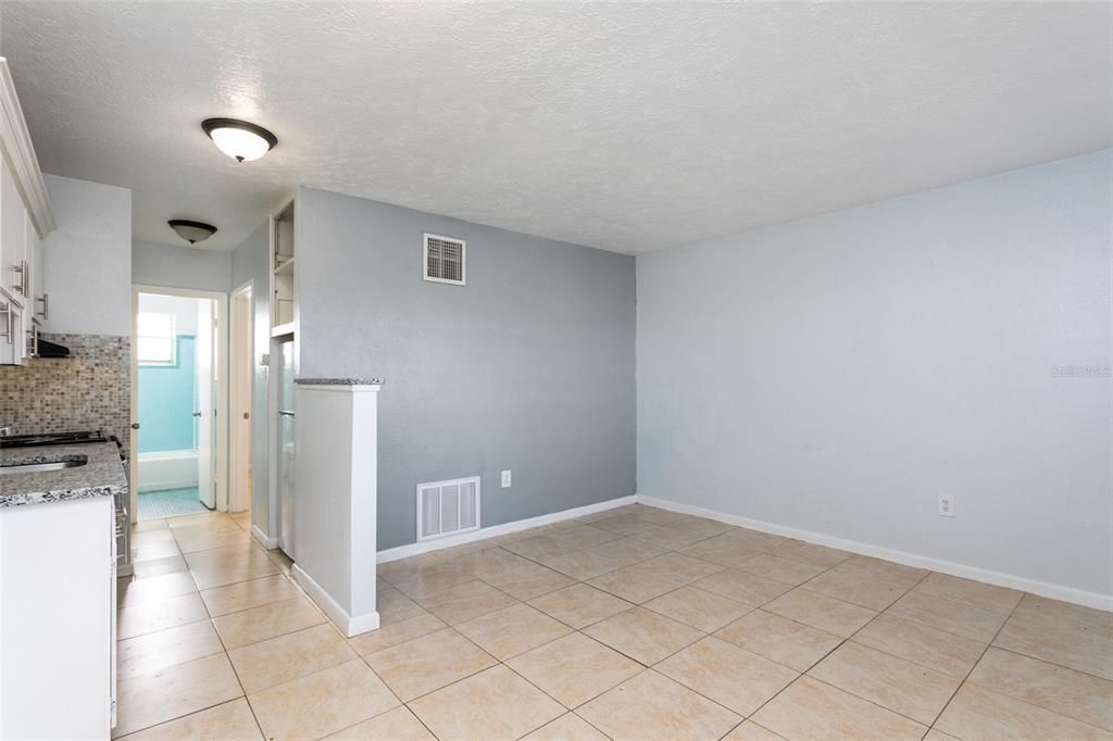 For Rent: $1,325 (1 beds, 1 baths, 557 Square Feet)