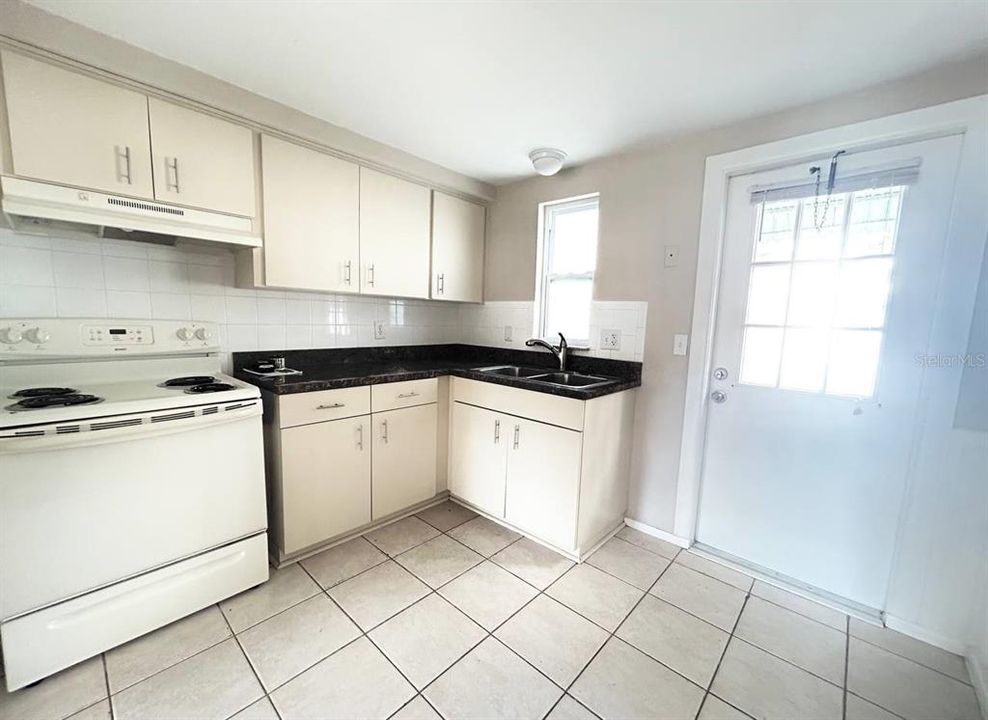 For Rent: $1,350 (2 beds, 1 baths, 676 Square Feet)