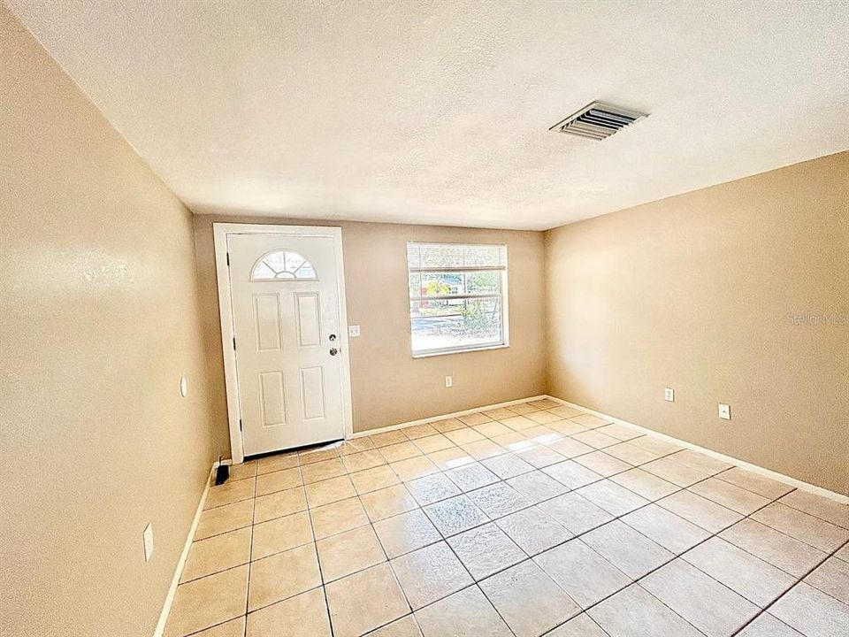 For Rent: $1,350 (2 beds, 1 baths, 676 Square Feet)