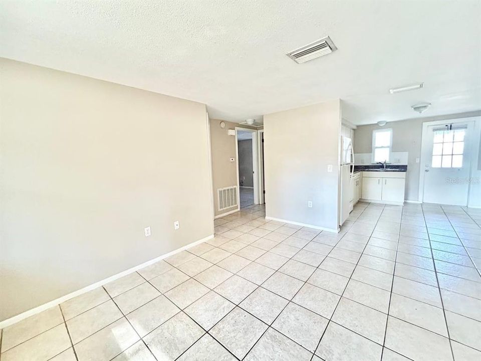 For Rent: $1,350 (2 beds, 1 baths, 676 Square Feet)