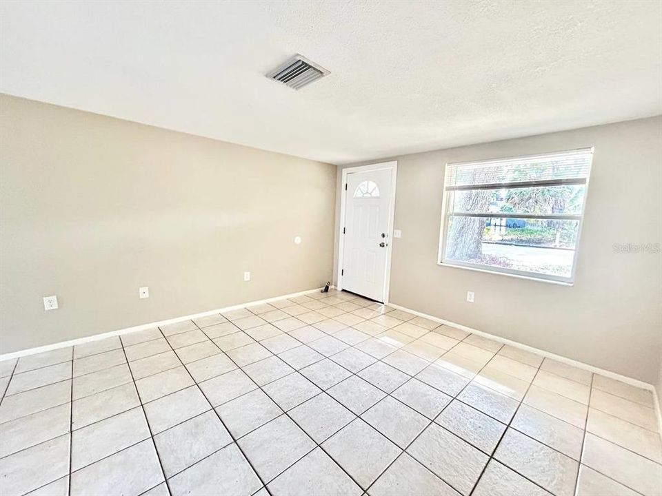 For Rent: $1,350 (2 beds, 1 baths, 676 Square Feet)