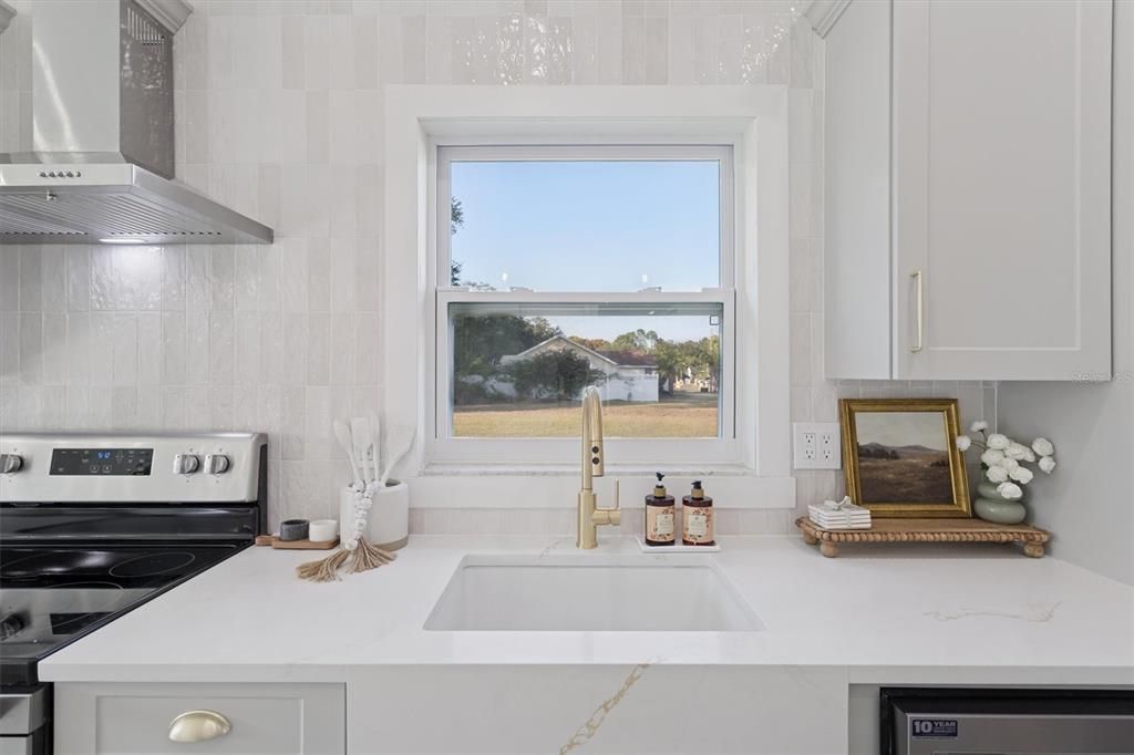 合同活跃: $449,900 (3 贝兹, 2 浴室, 1302 平方英尺)