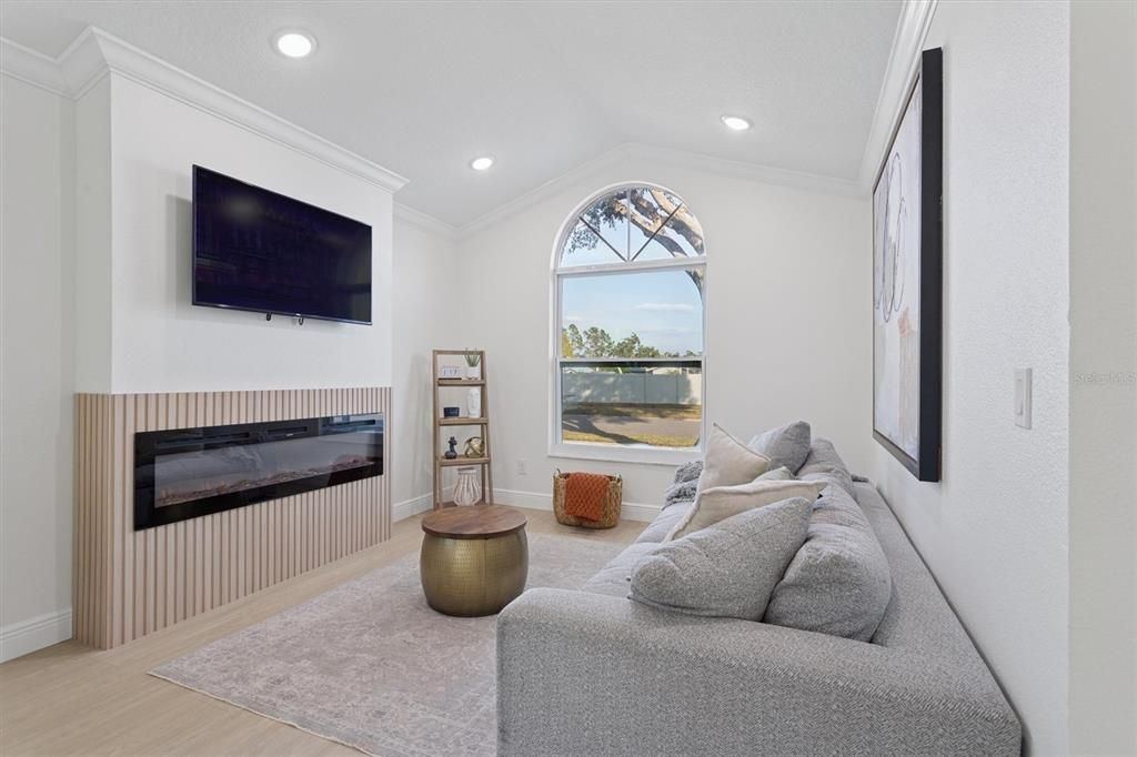 合同活跃: $449,900 (3 贝兹, 2 浴室, 1302 平方英尺)