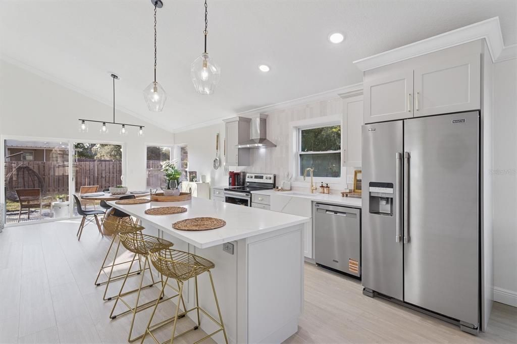 合同活跃: $449,900 (3 贝兹, 2 浴室, 1302 平方英尺)