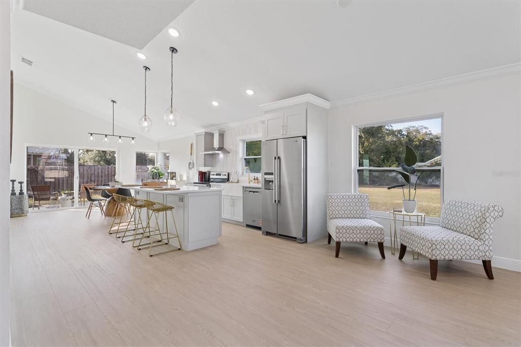 合同活跃: $449,900 (3 贝兹, 2 浴室, 1302 平方英尺)