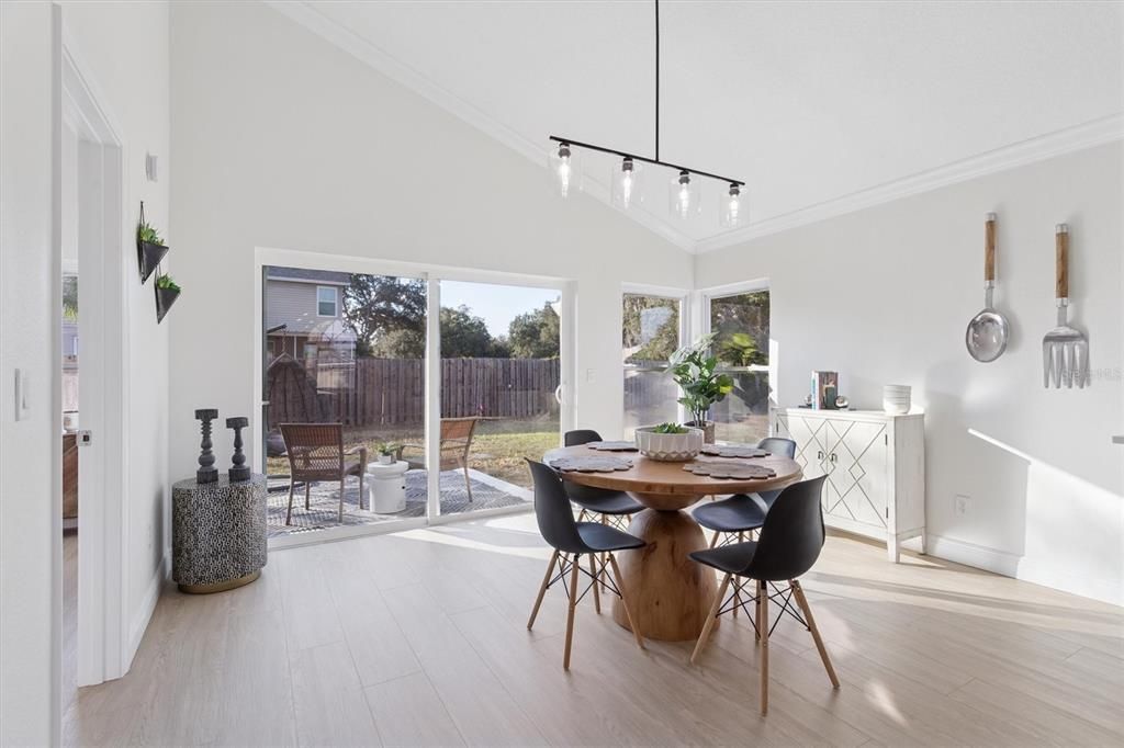 合同活跃: $449,900 (3 贝兹, 2 浴室, 1302 平方英尺)