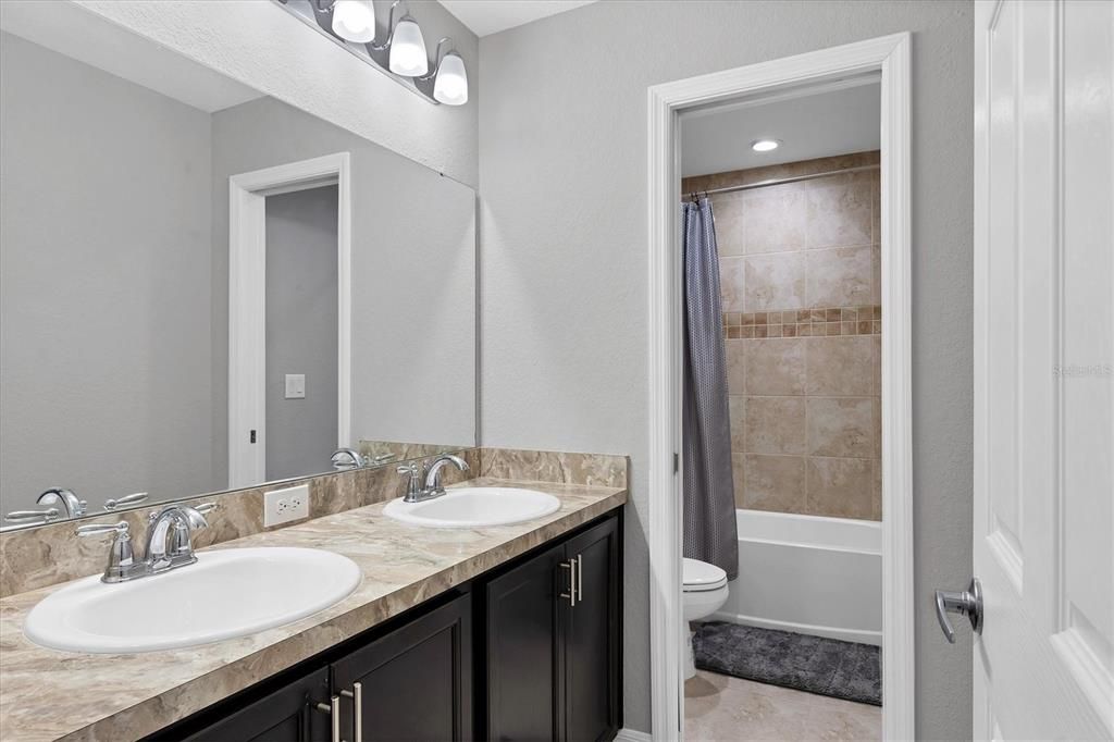 待售: $325,000 (3 贝兹, 2 浴室, 1769 平方英尺)