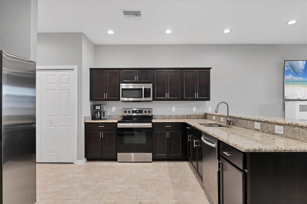 待售: $325,000 (3 贝兹, 2 浴室, 1769 平方英尺)