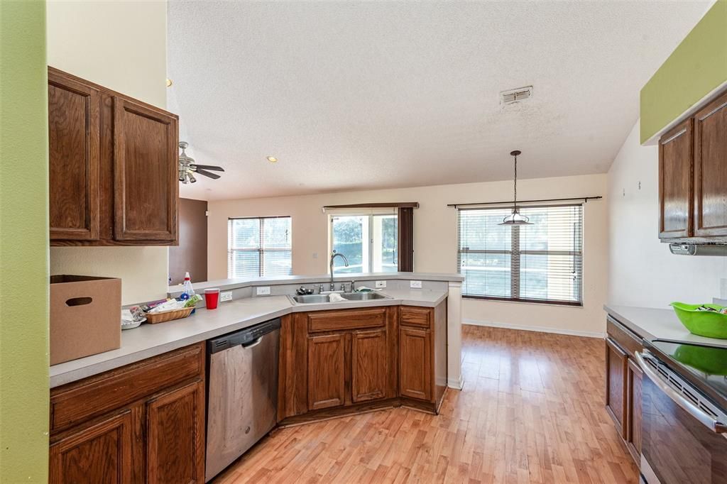 Activo con contrato: $299,900 (3 camas, 2 baños, 1655 Pies cuadrados)