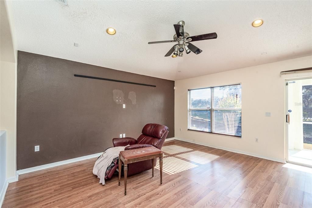 Activo con contrato: $299,900 (3 camas, 2 baños, 1655 Pies cuadrados)