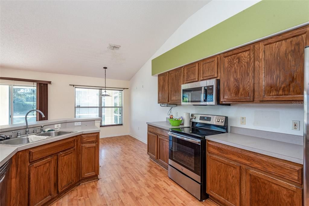 Activo con contrato: $299,900 (3 camas, 2 baños, 1655 Pies cuadrados)