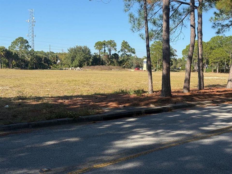 En Venta: $999,000 (1.55 acres)