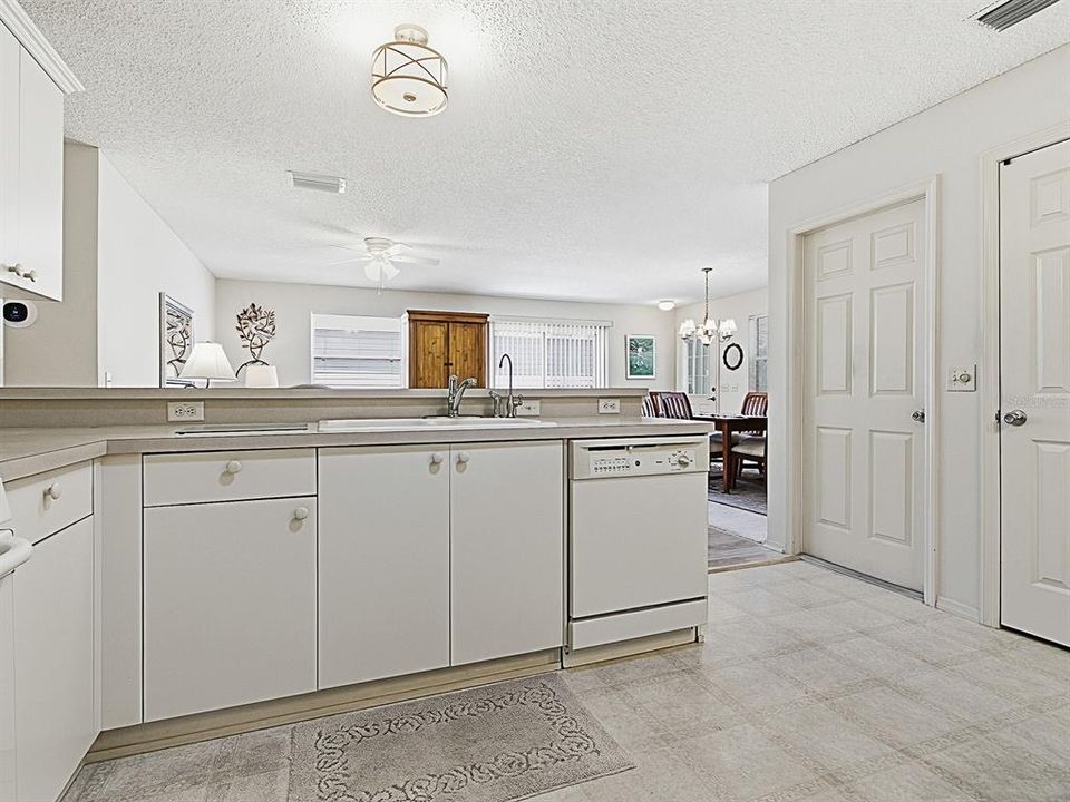 Под контрактом: $229,000 (2 спален, 2 ванн, 1156 Квадратных фут)