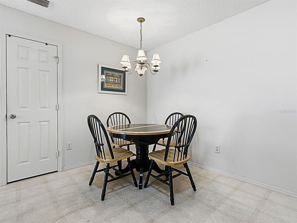 Под контрактом: $229,000 (2 спален, 2 ванн, 1156 Квадратных фут)