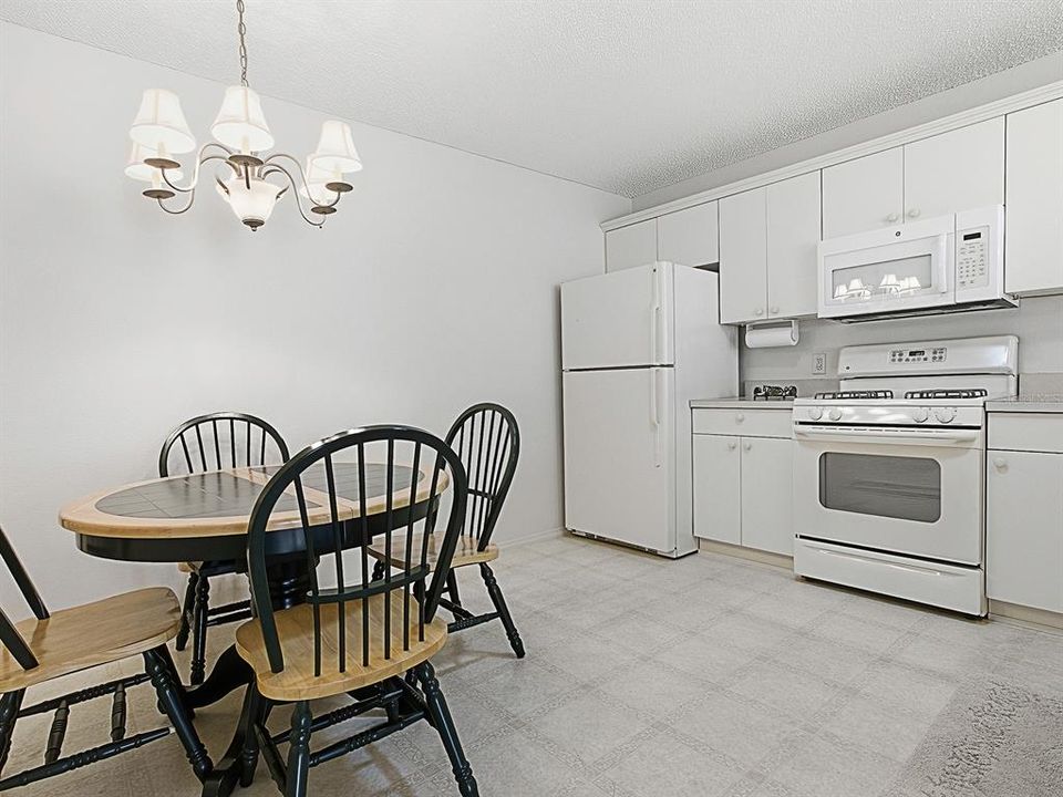 Под контрактом: $229,000 (2 спален, 2 ванн, 1156 Квадратных фут)