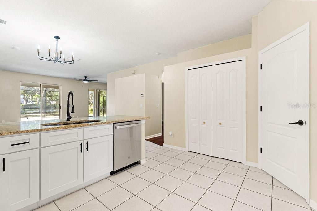 На продажу: $479,999 (3 спален, 2 ванн, 1824 Квадратных фут)