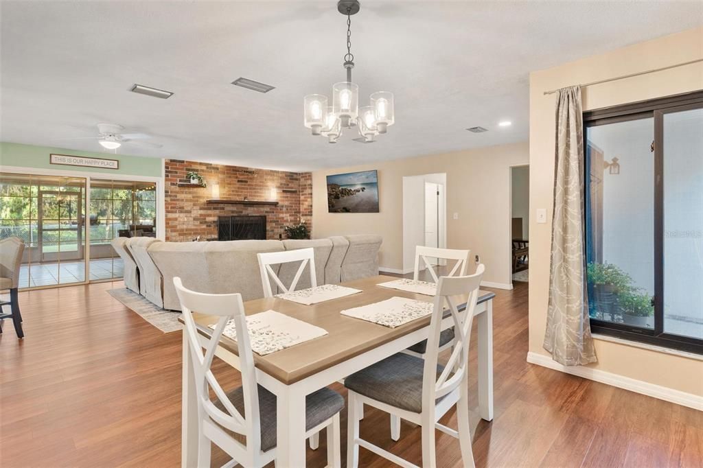 合同活跃: $499,000 (4 贝兹, 2 浴室, 2167 平方英尺)