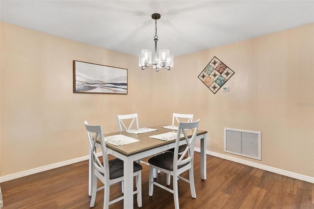 合同活跃: $499,000 (4 贝兹, 2 浴室, 2167 平方英尺)