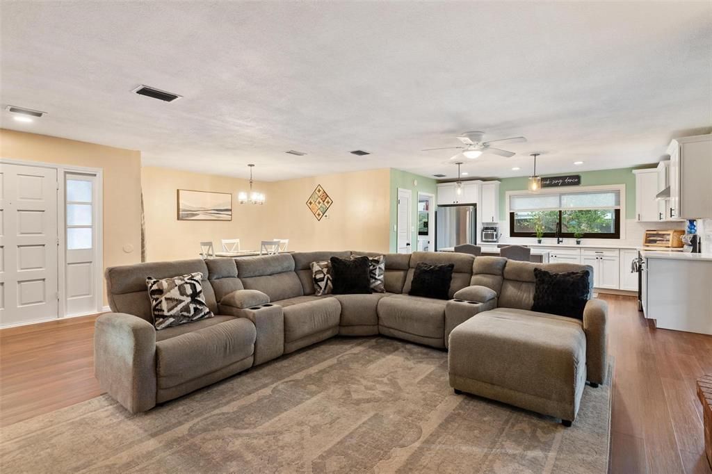 合同活跃: $499,000 (4 贝兹, 2 浴室, 2167 平方英尺)