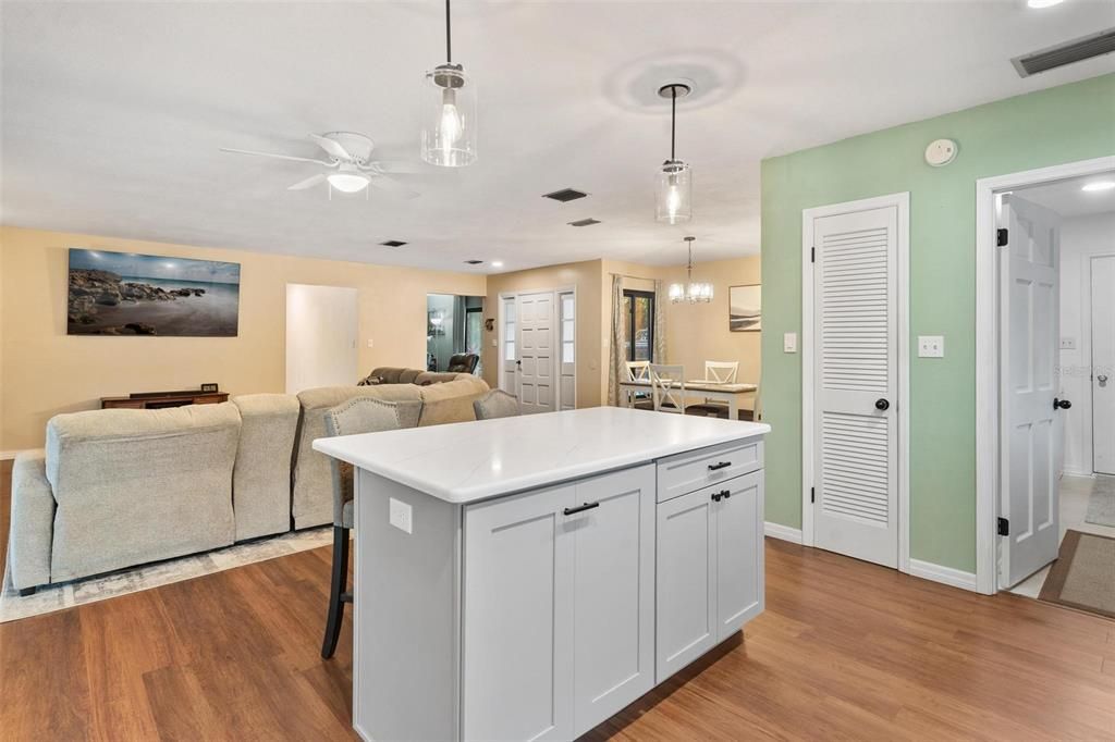 合同活跃: $499,000 (4 贝兹, 2 浴室, 2167 平方英尺)