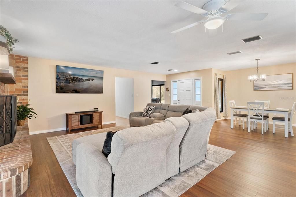 合同活跃: $499,000 (4 贝兹, 2 浴室, 2167 平方英尺)