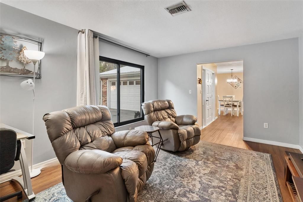 合同活跃: $499,000 (4 贝兹, 2 浴室, 2167 平方英尺)