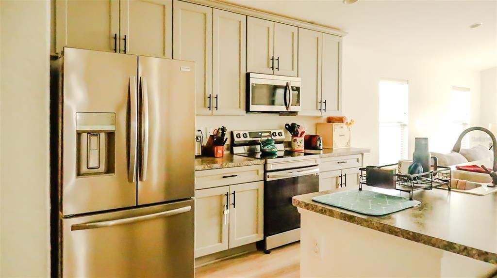 待售: $380,000 (4 贝兹, 2 浴室, 1946 平方英尺)