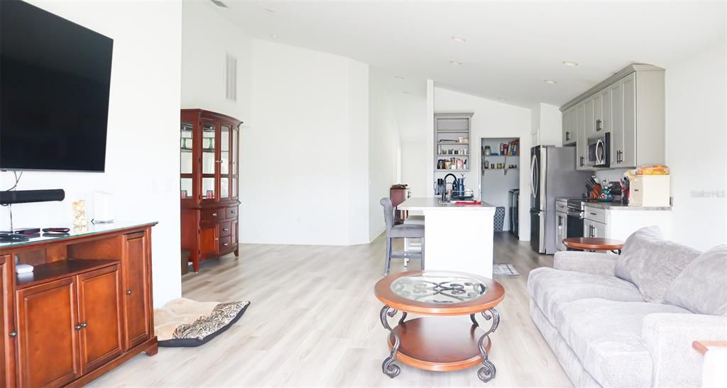 待售: $380,000 (4 贝兹, 2 浴室, 1946 平方英尺)