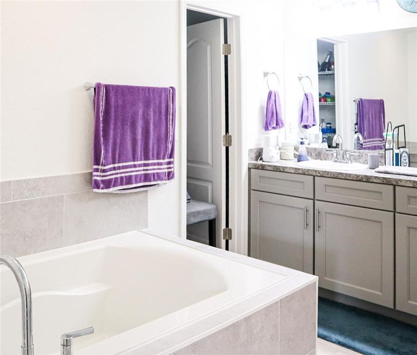 待售: $380,000 (4 贝兹, 2 浴室, 1946 平方英尺)